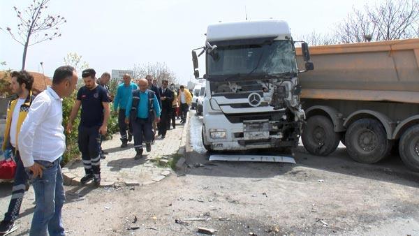 Feci kaza Hafriyat kamyonu İETT otobüsüne çarptı Güncel Haberler