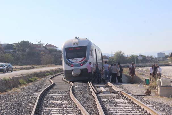 Zmir E Giden Yolcu Treni Raydan Kt Son Dakika Haberleri Milliyet