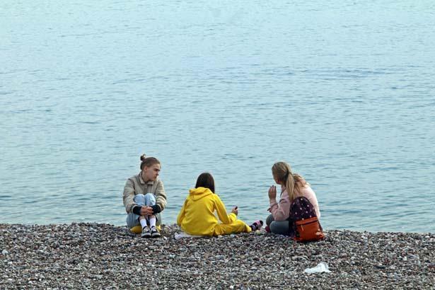 Turistler yeni yılın ilk gününü denize girerek geçirdi Son Dakika