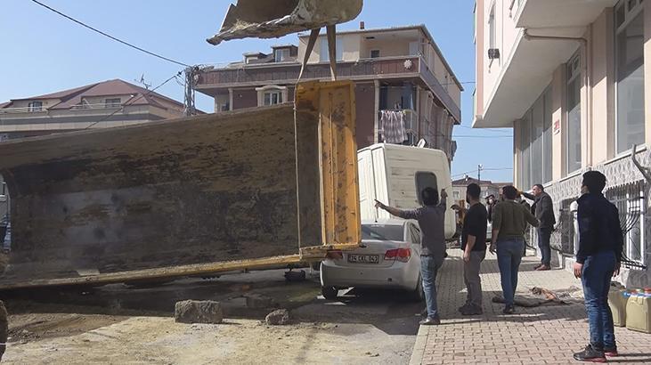 Arnavutk Y De Hafriyat Kamyonu Otomobilin Zerine Devrildi G Ncel