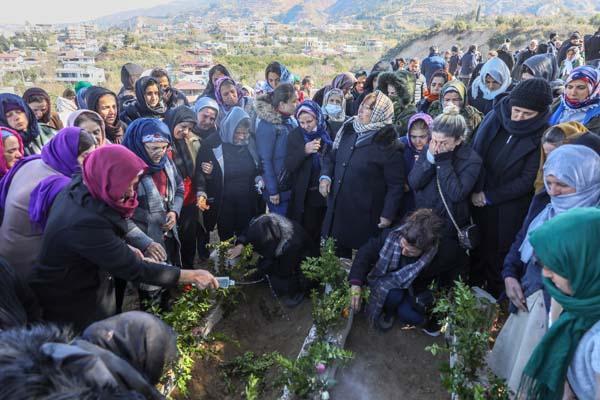 Deprem Felaketinde Ikizler Anneleriyle Birlikte Ld Kahreden Detay