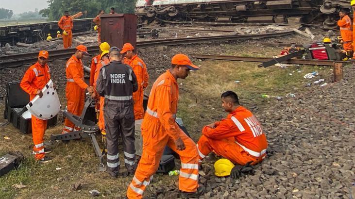 Hindistan da feci tren kazası Çok sayıda ölü ve yaralı var Son