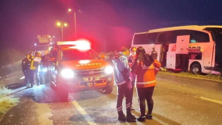 Kontrolden çıkan otobüs aydınlatma direğine çarptı Yaralılar var