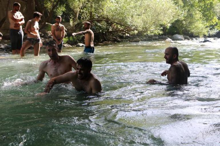 Yüksekova da sıcaktan bunalanlar Avaşin Deresi nde serinledi Son