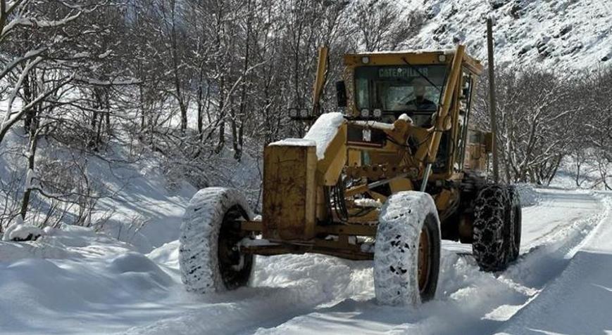 Hakkari de kar ve olumsuz hava şartlarından dolayı 49 yerleşim yolu