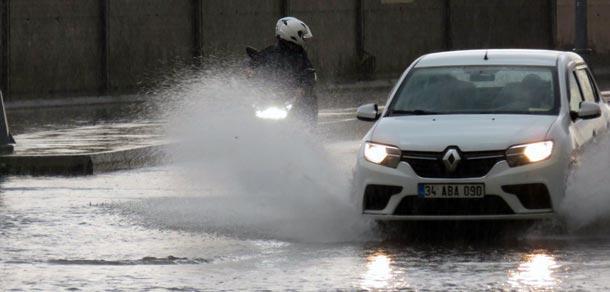 Son dakika: Meteoroloji uyarmıştı... Sağanak yağış İstanbulu vurdu
