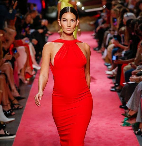 Lily Aldridge 5 aylık hamile olduğunu defilede duyurdu