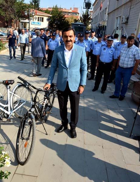 Yolda onu gören önce şaşkına dönüyor Kim olduğu anlaşılınca da...