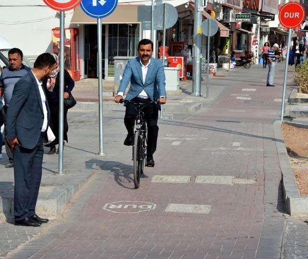 Yolda onu gören önce şaşkına dönüyor Kim olduğu anlaşılınca da...