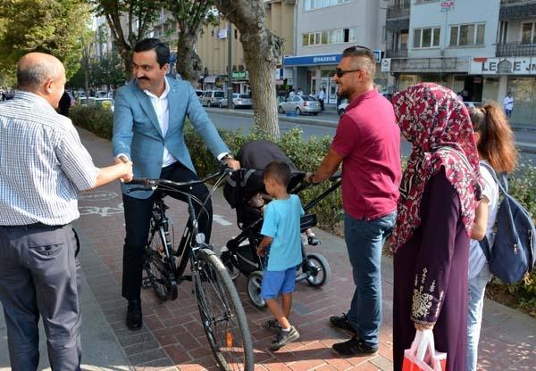 Yolda onu gören önce şaşkına dönüyor Kim olduğu anlaşılınca da...