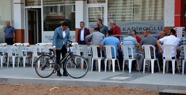 Yolda onu gören önce şaşkına dönüyor Kim olduğu anlaşılınca da...