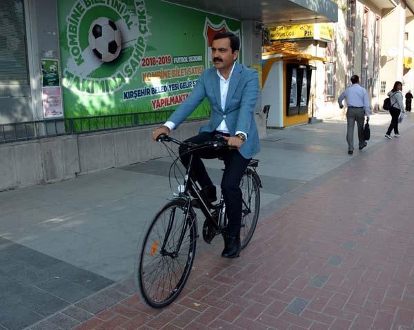 Yolda onu gören önce şaşkına dönüyor Kim olduğu anlaşılınca da...