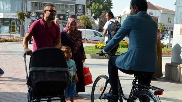 Yolda onu gören önce şaşkına dönüyor Kim olduğu anlaşılınca da...