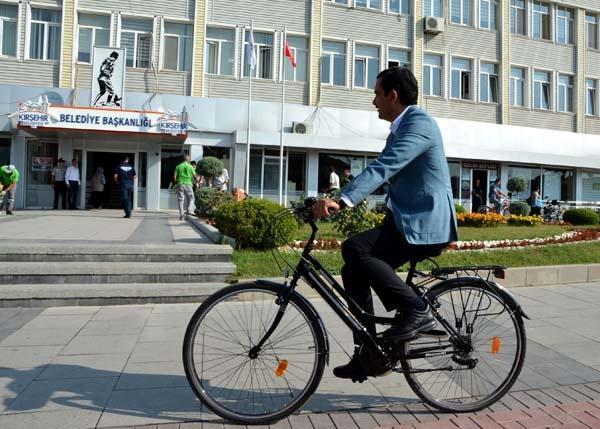 Yolda onu gören önce şaşkına dönüyor Kim olduğu anlaşılınca da...