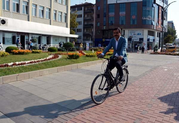 Yolda onu gören önce şaşkına dönüyor Kim olduğu anlaşılınca da...