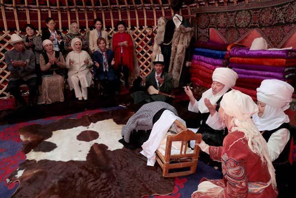 Emine Erdoğan, Kırgızistan’ın Kırçın Yaylası’nda kurulan Etno Şehir’i ziyaret etti