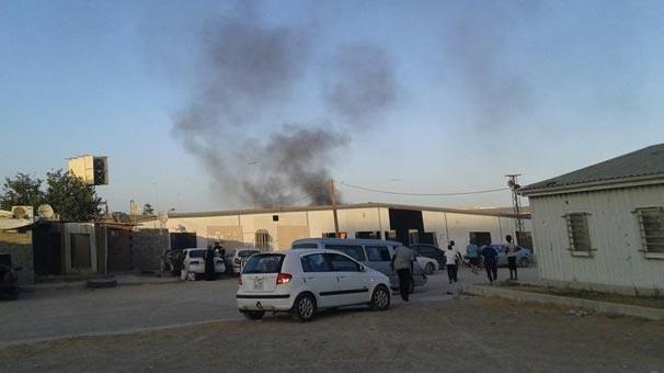 Libyada mülteci kampına roket düştü
