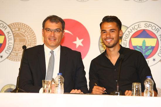 Fenerbahçe, Frey ve Reyesle sözleşme imzaladı