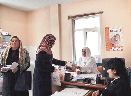 Sağlık ocağında türban manzaraları