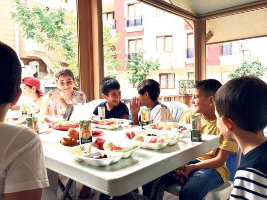 Çocuklar muhtar amcaya emanet