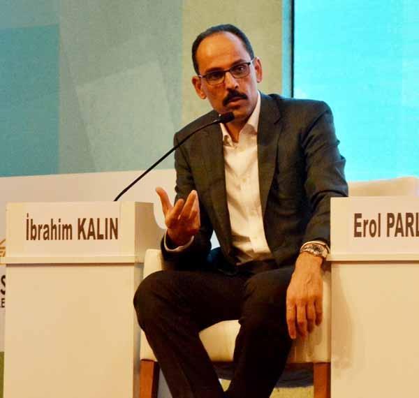 İbrahim Kalın, saz çalıp türkü söyledi