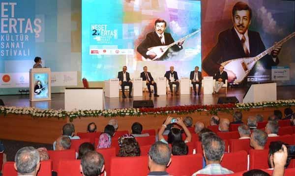 İbrahim Kalın, saz çalıp türkü söyledi