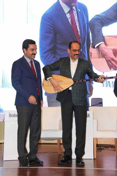 İbrahim Kalın, saz çalıp türkü söyledi