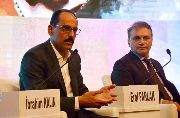 İbrahim Kalın, saz çalıp türkü söyledi