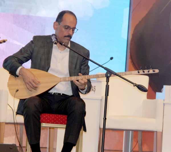 İbrahim Kalın, saz çalıp türkü söyledi