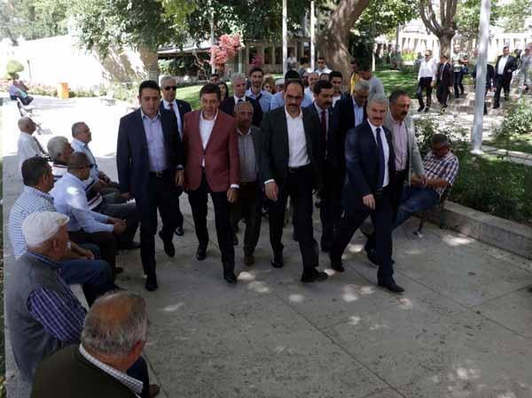 İbrahim Kalın, saz çalıp türkü söyledi