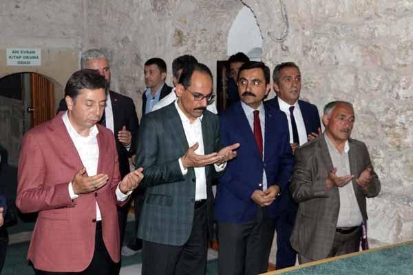 İbrahim Kalın, saz çalıp türkü söyledi
