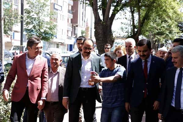 İbrahim Kalın, saz çalıp türkü söyledi
