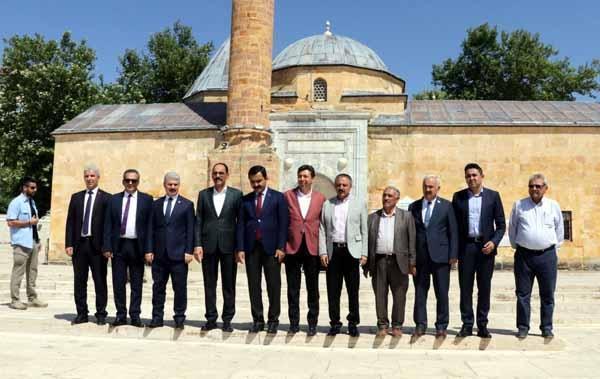 İbrahim Kalın, saz çalıp türkü söyledi