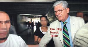 Generallerin kollarındaki eller