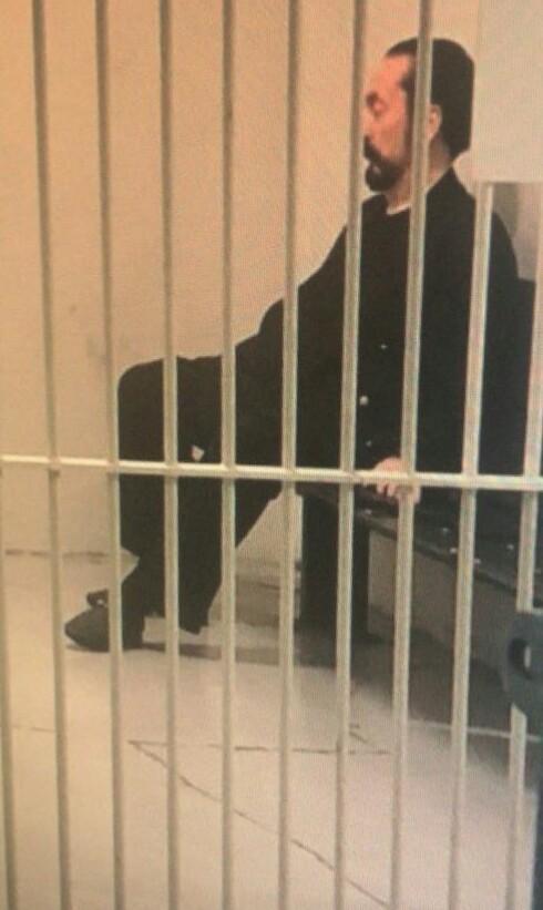 Tutuklanma kararını bekleyen Adnan Oktar böyle fotoğraflandı