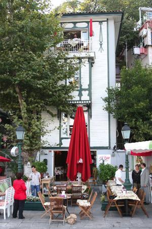 Edwards gitti, Nar Cafe geldi