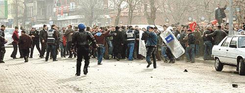 Miting savaş alanına döndü