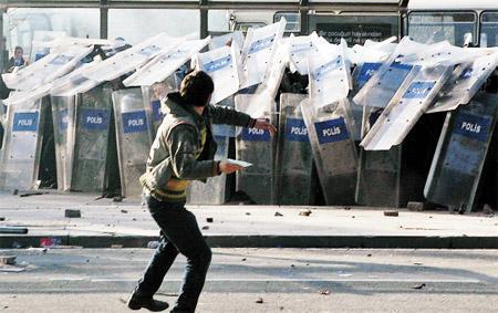 Demokrasi mitingine ‘çatışma’ gölgesi
