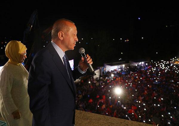 Son dakika: Cumhurbaşkanı Erdoğan balkon konuşmasında mesajı verdi