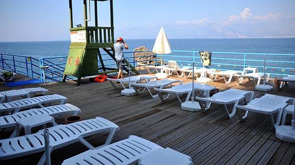 Antalyada seçim nedeniyle sahiller boş kaldı