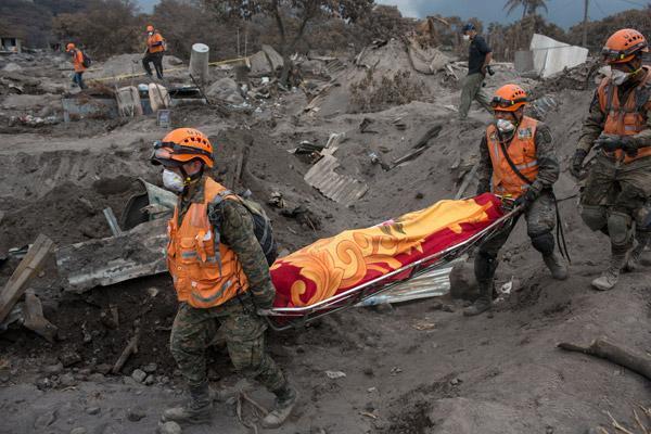 Kayıp kurbanlar toprak altından çıkarılıyor