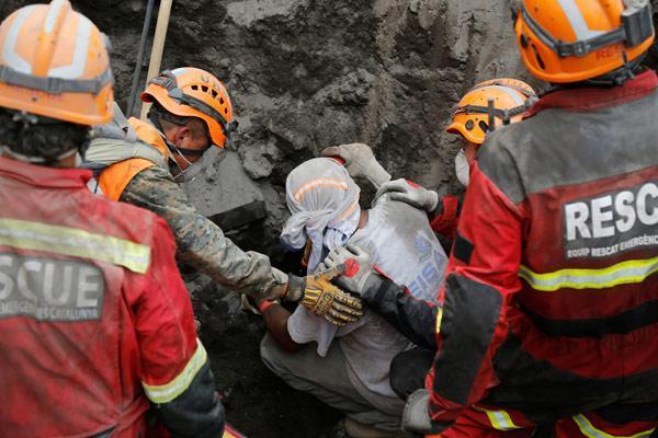 Kayıp kurbanlar toprak altından çıkarılıyor