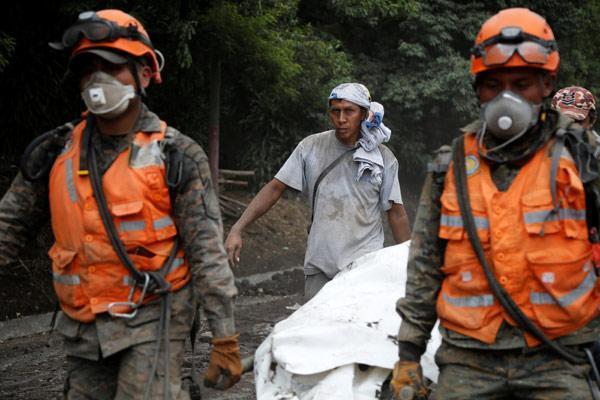 Kayıp kurbanlar toprak altından çıkarılıyor