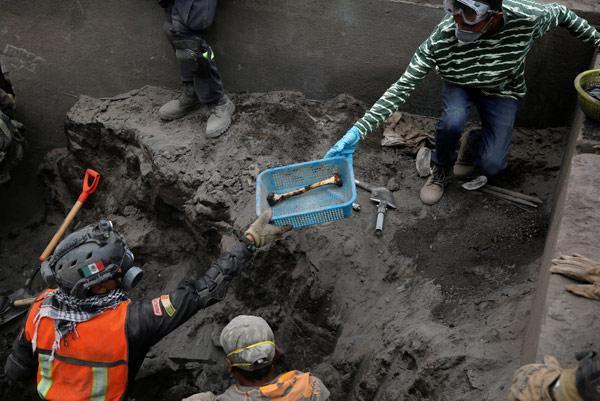 Kayıp kurbanlar toprak altından çıkarılıyor