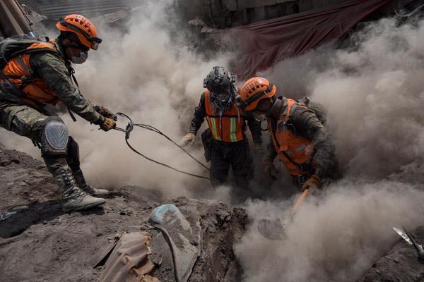 Kayıp kurbanlar toprak altından çıkarılıyor