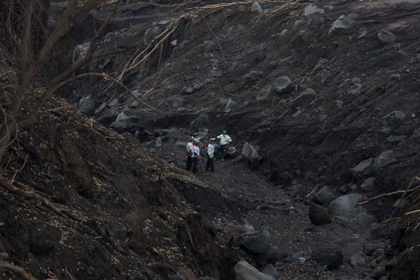 Kayıp kurbanlar toprak altından çıkarılıyor