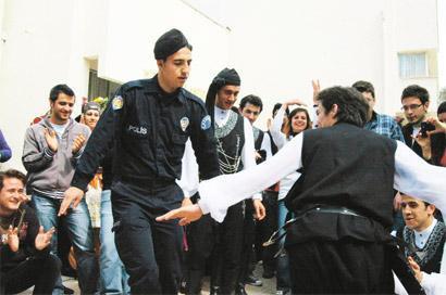 Bu kolbastıyı bana lütfeder misiniz