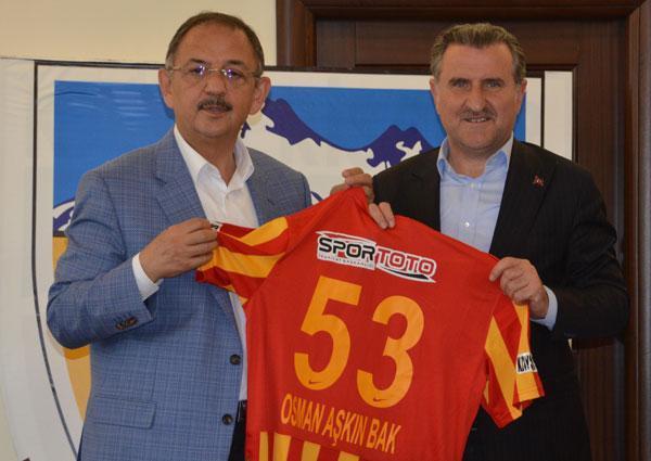Spor Bakanı Osman Aşkın Bak, Kayserisporu ziyaret etti