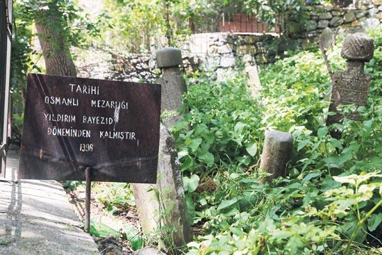 Kaderine terk edilen Osmanlı mezarlığı