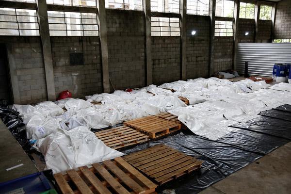 Cesetler yan yana dizildi